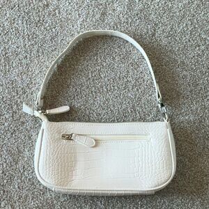 This is a really cute white handbag!! A good amout for lipglosses, keys ect.